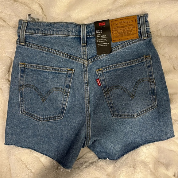 Levis ribcage shorts - Picture 2 of 2